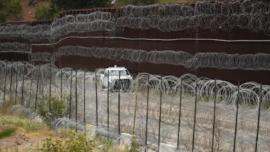 Un vehículo en el lado estadounidense de la frontera con México, en Nogales, Arizona, el 25 de junio del 2024. (Foto AP/Jae C. Hong, Pool)