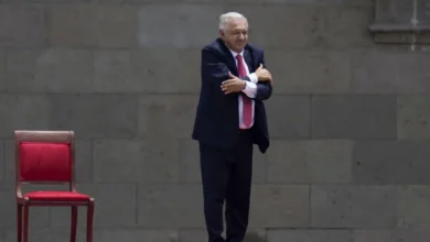 El presidente saliente de México, Andrés Manuel López Obrador, se cruza de brazos después de pronunciar su último Informe del Estado de la Unión en el Zócalo, la plaza principal de la Ciudad de México, el domingo 1 de septiembre de 2024. (Foto AP/Félix Márquez)