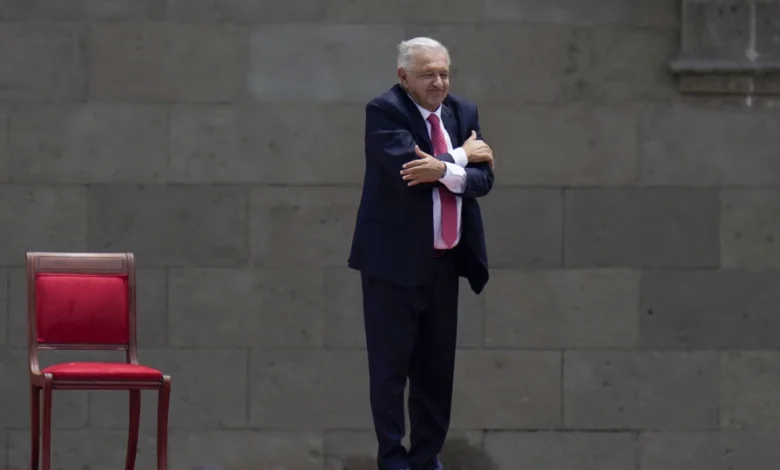 El presidente saliente de México, Andrés Manuel López Obrador, se cruza de brazos después de pronunciar su último Informe del Estado de la Unión en el Zócalo, la plaza principal de la Ciudad de México, el domingo 1 de septiembre de 2024. (Foto AP/Félix Márquez)