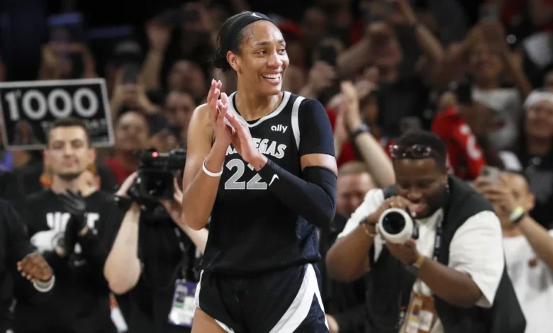 La pívot de Las Vegas Aces, A'ja Wilson (22), celebra durante la segunda mitad de un partido de baloncesto de la WNBA contra Connecticut Sun, el domingo 15 de septiembre de 2024, en Las Vegas. (Steve Marcus/Las Vegas Sun vía AP)