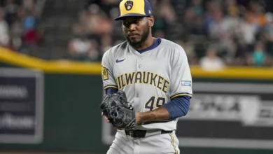 El lanzador de los Cerveceros de Milwaukee, Enoli Paredes, celebra después de una victoria sobre los Diamondbacks de Arizona en un partido de béisbol, el sábado 14 de septiembre de 2024, en Phoenix. (Foto AP/Darryl Webb)