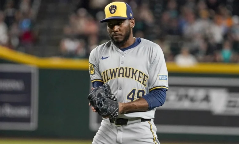 El lanzador de los Cerveceros de Milwaukee, Enoli Paredes, celebra después de una victoria sobre los Diamondbacks de Arizona en un partido de béisbol, el sábado 14 de septiembre de 2024, en Phoenix. (Foto AP/Darryl Webb)