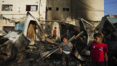 Palestinos observan los daños luego de que un ataque israelí impactara una zona de tiendas de campaña en el patio del hospital de los Mártires de Al Aqsa en Deir al Balah, Franja de Gaza, el lunes 14 de octubre de 2024. Abdul Kareem Hana / AP