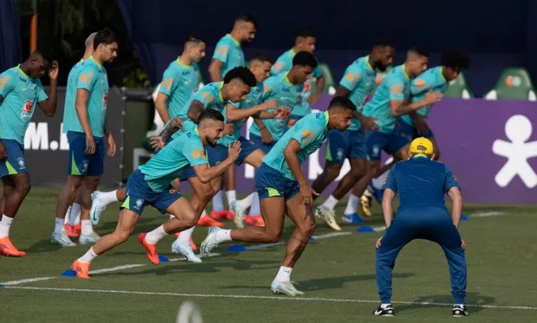 Jugadores de la selección brasileña de fútbol participan en el primer día de entrenamientos previos al partido contra Chile por las eliminatorias sudamericanas al Mundial FIFA de 2026, en el Centro de Entrenamiento de Palmeiras, en Sao Paulo (Brasil). EFE/Isaac Fontana