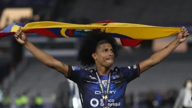 El centrocampista ecuatoriano Marco Antonio Angulo al celebrar con una bandera de su país el título de la Copa Sudamericana de 2022, tras derrotar con Independiente del Valle al Sao Paulo de Brasil en la final del certamen el 1 de octubre de ese año, en el estadio Mario Alberto Kempes de Córdoba (Argentina). EFE/Juan Ignacio Roncoroni