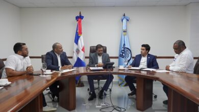 Olmedo Caba Romano y Vladimir Viloria, representantes de INDRHI y CORAAVEGA, respectivamente, socializan mejoras al suministro de agua en La Vega.