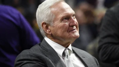 ARCHIVO - Jerry West observa los calentamientos previos a un partido de baloncesto de la NBA entre Los Angeles Clippers y Sacramento Kings en Los Ángeles, el jueves 30 de enero de 2020. (Foto AP/Kelvin Kuo, Archivo)