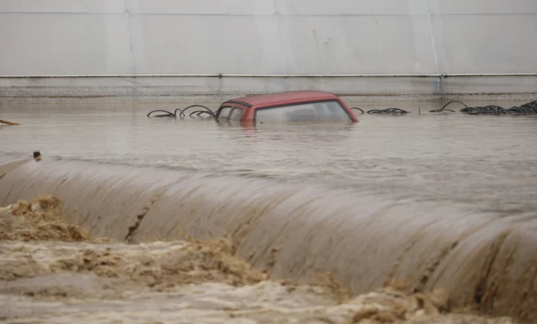 Un auto cubierto de agua durante una inundación, en el exterior de un edificio residencial en Kiseljak, en el norte de Bosnia, el 4 de octubre de 2024. (AP Foto/Armin Durgut)