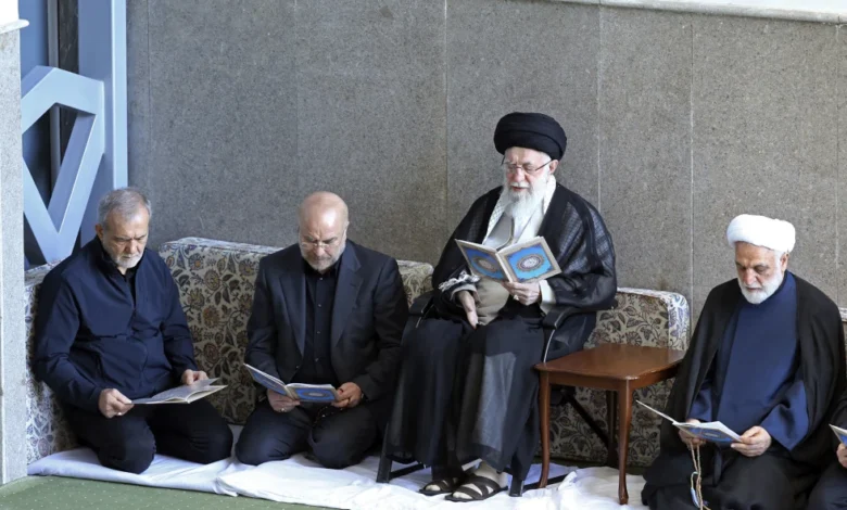 En esta imagen, distribuida por la web de la oficina del líder supremo de Irán, el ayatolá Ali Khamenei (segundo por la derecha), el jefe de la Judicatura, Gholam Hossein Mohseni Ejehei (derecha), el presidente del Parlamento, Mohammad Bagher Qalibaf (segundo por la izquierda) y el presidente del país, Masoud Pezeshkian, leen el Corán durante una ceremonia en honor del difunto líder de Hezbollah Hassan Nasrallah, en la mezquita Imán Jomeini, en Teherán, Irán, el 4 de octubre de 2024. (Oficina del líder supremo de Irán vía AP)