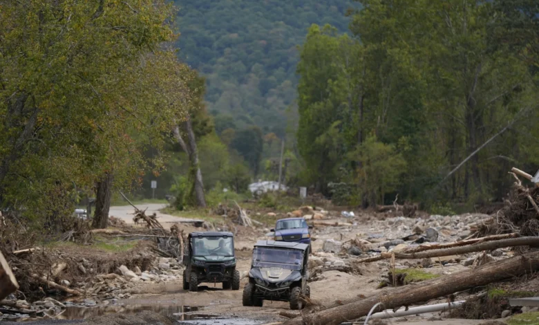 PENSACOLA, Carolina del Norte, EE.UU. (AP) — La búsqueda de víctimas del huracán Helene entraba en su segunda semana el viernes, mientras los agotados equipos de rescate y los voluntarios seguían trabajando durante largas jornadas sorteando carreteras devastadas, líneas eléctricas caídas y deslaves, para llegar hasta los aislados y desaparecidos. “Sabemos que son momentos difíciles, pero por favor, sepan que estamos llegando”, dijo Quentin Miller, jefe de la policía del condado de Buncombe, Carolina del Norte, en una conferencia de prensa el jueves en la noche. “Estamos yendo a buscarlos. Vamos a recoger a nuestra gente”. Con al menos 215 fallecidos, Helene es ya el huracán más letal en tocar suelo continental estadounidense desde Katrina en 2005, y docenas, o posiblemente cientos, de personas siguen en paradero desconocido. Casi la mitad de las víctimas estaban en Carolina del Norte, y docenas más perdieron la vida en Carolina del Sur y Georgia. Advertisement Solo en el condado de Buncombe, hasta el jueves por la noche había 72 decesos confirmados, apuntó Miller. Allí se encuentra la ciudad turística de Asheville, la más poblada de la región. Pese a esto, el jefe de policía mantiene la esperanza de que muchos de los desaparecidos estén vivos. RELATED COVERAGE Image Lluvias y graves inundaciones azotan parte de Bosnia y causan al menos 14 muertos Image Taiwán recupera la normalidad luego de que el tifón Krathon se disipa Image Huracán Helene deja más de 200 muertos; la búsqueda de desaparecidos enfrenta escollos ¿Su mensaje para ellos? “Su seguridad y su bienestar son nuestra mayor prioridad. Y no descansaremos hasta que estén seguros y hayan sido atendidos”. Los rescatistas enfrentan terrenos difíciles Más de una semana después de que la tormenta entrase por la costa del golfo de México en Florida, la falta de señal telefónica y de electricidad sigue obstaculizando los esfuerzos para contactar con los desaparecidos. Esto supone que los rescatistas deben avanzar lentamente por las montañas para saber si los residentes están a salvo. A lo largo del río Cane, en el oeste de la Cordillera Azul de Carolina del Norte, efectivos del Departamento de Bomberos Voluntarios de Pensacola se abrían paso entre los árboles en lo alto de un valle, casi una semana después de que un muro de agua lo arrasara. Pensacola — que está a unos kilómetros (millas) del Monte Mitchell, el punto más alto al este del río Mississippi — perdió a gran número de personas, dijo Mark Harrison, jefe médico del departamento. “Estamos empezando a recuperarnos”, manifestó. “Hemos sacado a la gente que se encontraba en una situación más crítica”. Cerca de la frontera estatal con Tennessee, los equipos estaban empezando a llegar por fin a las carreteras secundarias luego de despegjar las principales, pero eso le suponía nuevos retos. Las carreteras más pequeñas serpentean con curvas pronunciadas y cruzan pequeños puentes que pueden ser difíciles de transitar incluso con un clima ideal. “Todo va bien y luego pasan una curva y el camino ha desaparecido y hay un gran barranco, o el puente ya no está”, dijo Charlie Wallin, comisionado del condado de Watauga. “Solo podemos avanzar hasta cierto punto”. Cada día hay nuevos pedidos para saber de alguien de quien no se han tenido noticias aún, indicó Wallin. Es difícil saber cuándo terminará la búsqueda. “Esperas poder estar cada vez más cerca, pero es complicado saberlo”, añadió. La electricidad regresa poco a poco La electricidad se está restableciendo poco a poco y el número de hogares y empresas sin servicio cayó por debajo del millón por primera vez desde el fin de semana pasado, según la web poweroutage.us. La mayoría de los apagones se registraron en las Carolinas y Georgia, los estados azotadas por Helene tras tocar tierra en Florida como un huracán de categoría 4 el 26 de septiembre. El presidente de Estados Unidos, Joe Biden, sobrevoló el miércoles la devastación causada por el meteoro en las Carolinas. Su gobierno se comprometió a sufragar el costo de la retirada de los escombros y de las medidas de protección de emergencia durante seis meses en Carolina del Norte, y durante tres en Georgia. Los fondos se utilizarán para hacer frente al impacto de los deslaves y las inundaciones, y para financiar los socorristas, equipos de búsqueda y rescate, refugios y alimentación.