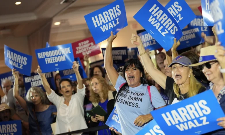 ARCHIVO - Simpatizantes celebran mienatras los ponentes llegan a un evento que da inicio a una gira nacional de “Libertad Reproductiva en Autobús” de la campaña de la candidata presidencial demócrata a la vicepresidencia Kamala Harris y su compañero de fórmula, el gobernador Tim Walz, el 3 de septiembre de 2024, en Boynton Beach, Florida. (AP Foto/Rebecca Blackwell, Archivo)