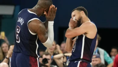 ARCHIVO - Stephen Curry (4) y LeBron James (6) de Estados Unidos celebran después de vencer a Francia para ganar la medalla de oro durante un partido de baloncesto masculino por la medalla de oro en el Bercy Arena en los Juegos Olímpicos de Verano de 2024, el 10 de agosto de 2024, en París, Francia. (Foto AP/Mark J. Terrill, Archivo)