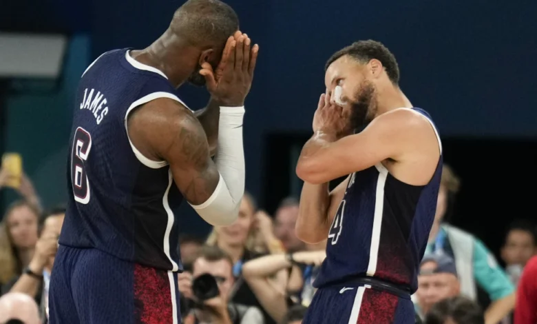 ARCHIVO - Stephen Curry (4) y LeBron James (6) de Estados Unidos celebran después de vencer a Francia para ganar la medalla de oro durante un partido de baloncesto masculino por la medalla de oro en el Bercy Arena en los Juegos Olímpicos de Verano de 2024, el 10 de agosto de 2024, en París, Francia. (Foto AP/Mark J. Terrill, Archivo)