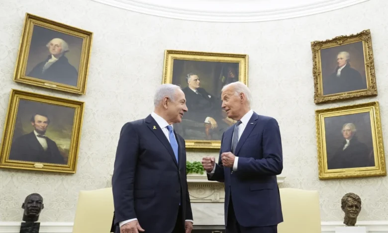 ARCHIVO - El presidente Joe Biden (derecha) habla con el primer ministro israelí Benjamin Netanyahu en la Oficina Oval de la Casa Blanca, en Washington, el 25 de julio de 2024. (AP Foto/Susan Walsh, Archivo)