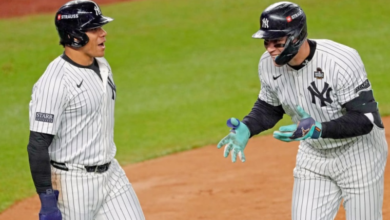 Juan Soto celebra junto a Aaron Judge.