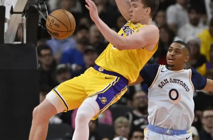 Dalton Knecht, de Los Angeles Lakers, hace un mate ante Keldon Johnson (0), de San Antonio Spurs, durante la segunda mitad de un partido de baloncesto de la NBA, el miércoles 27 de noviembre de 2024, en San Antonio. (Foto AP/Darren Abate)