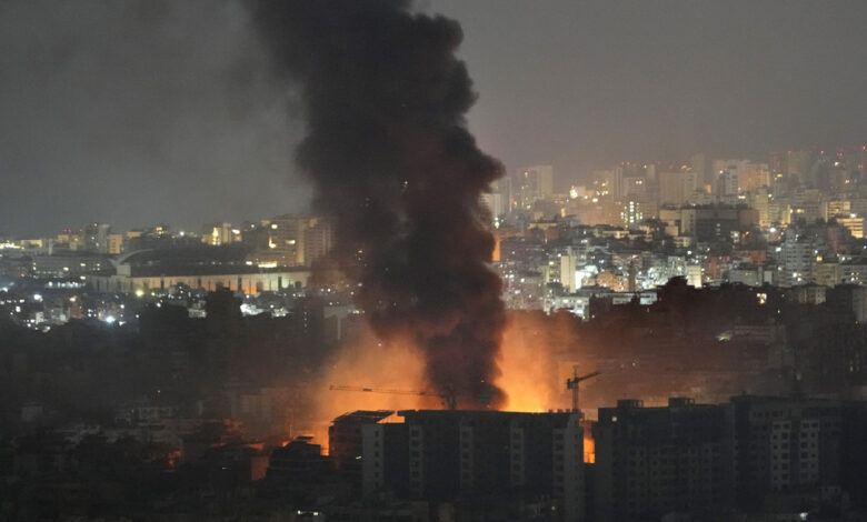 Fuego y humo tras varios ataques aéreos de Israel contra Dahiyeh, el Líbano, el 1 de noviembre de 2024 Hussein Malla / AP