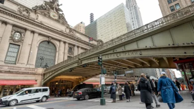 Unas personas entran a la terminal del metro el 14 de noviembre de 2024 en la estación Gran Central en Nueva York (Estados Unidos). EFE/Ángel Colmenares