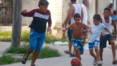 Fotografía de archivo del 20 de octubre de 2024 de niños jugando fútbol en La Habana (Cuba). EFE/ Yander Zamora