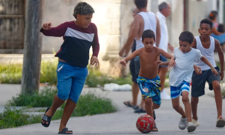 Fotografía de archivo del 20 de octubre de 2024 de niños jugando fútbol en La Habana (Cuba). EFE/ Yander Zamora