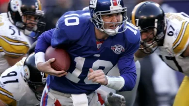 Eli Manning, legendario mariscal de campo de los New York Giants, durante un partido de la NFL contra los Pittsburgh Steelers, el 18 de diciembre de 2004, en el Giant Stadium de East Rutherford (Nueva Jersey, EE.UU.). EFE/Peter Foley