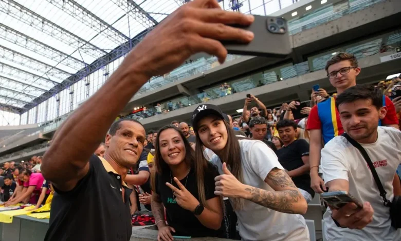 El exjugador brasileño Rivaldo se toma fotos con asistentes al partido de leyendas del Barcelona y Leyendas de Pelé en el estadio Arena da Baixada en Curitiba (Brasil). EFE/ Hedeson Alves