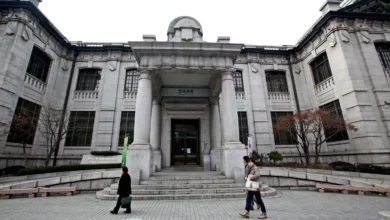 Varios peatones pasean frente al edificio del Banco Central de Corea en Seúl, en una fotografía de archivo. EFE/Jeon Heon-Kyun