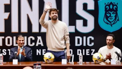 (De i a d) el presidente municipal de Toluca, Juan Maccise (i), el presidente de la Kings Leage, Gerard Piqué (c), y el presidente de la Liga Kings League Américas, Miguel Layún, al anunciar las finales 2024 de la Kings League Américas, en Toluca (México). EFE/Felipe Gutiérrez