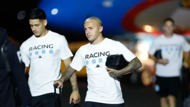 Agustín Urzi (c), extremo derecho de Racing Club de Argentina, tras descender del avión a su llegada al aeropuerto Silvio Pettirossi, en Luque (Paraguay). EFE/Juan Pablo Pino