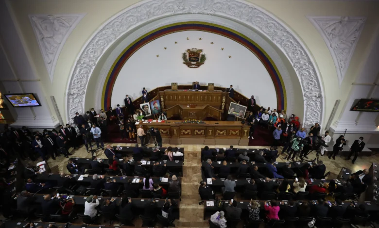 Vista del recinto durante una sesión en la sede de La Asamblea Nacional, en Caracas (Venezuela), que tramitará una ley para inhabilitar a quienes pidan sanciones internacionales. EFE/Miguel Gutiérrez