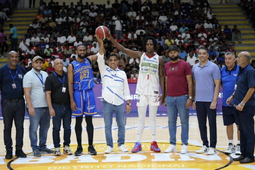 El ministro de Deportes Kelvin Cruz realiza el saque de honor.