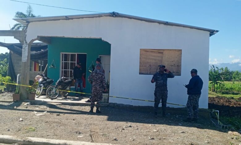 CASA DONDE OCURRIO EL ASESINATO DE LA JOVEN JHOANNA DE 30 AÑOS A MANO DE SU APREJA SENTIMENTAL EN LA ROSA DEL DISTRITO MUNICIPAL DEL RANCHITO EN LA VEGA. FOTO WINSTON HERNANDEZ.