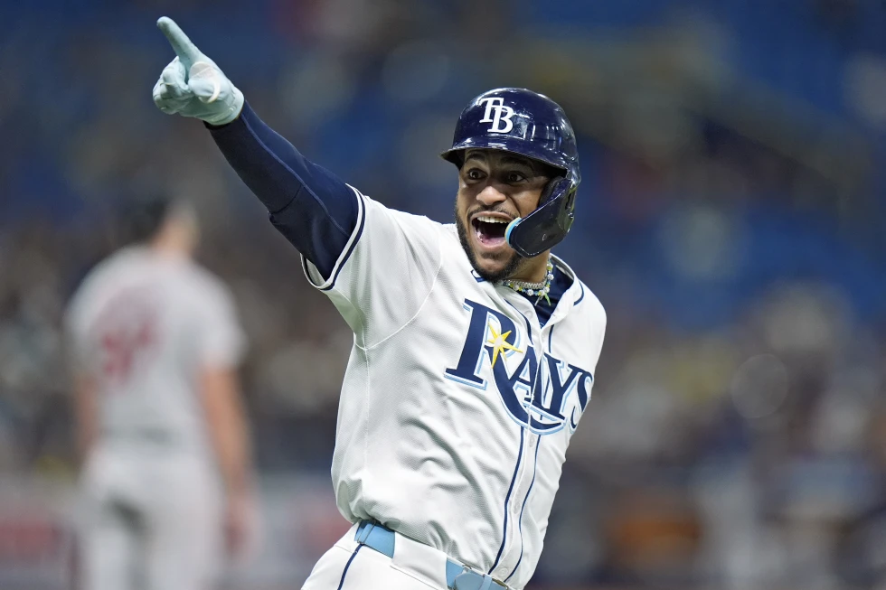 ARCHIVO - José Siri, de los Tampa Bay Rays, celebra después de conectar un jonrón solitario ante el lanzador abridor de los Boston Red Sox, Nick Pivetta, durante la quinta entrada de un partido de béisbol el martes 17 de septiembre de 2024 en St. Petersburg, Florida. (Foto AP/Chris O'Meara, Archivo)