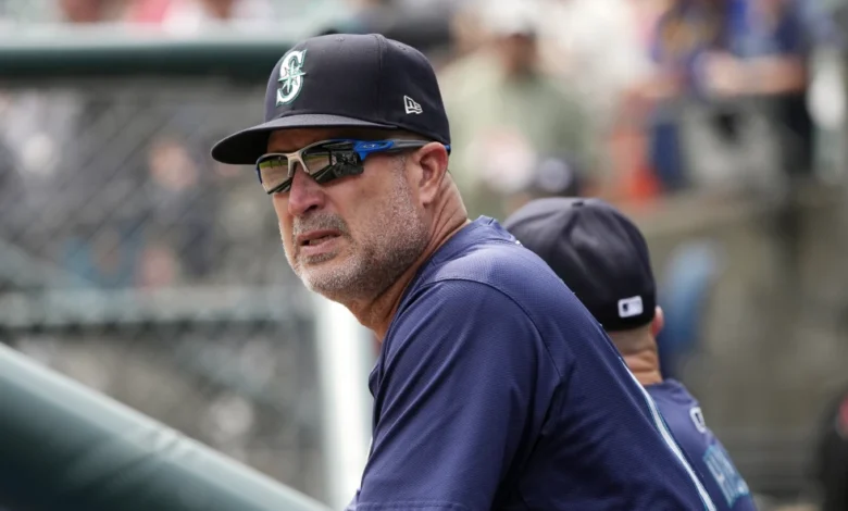 ARCHIVO - El entrenador de tercera base de los Marineros de Seattle, Manny Acta, observa desde el dugout durante la primera entrada de un partido de béisbol contra los Tigres de Detroit, el jueves 15 de agosto de 2024, en Detroit. (Foto AP/Carlos Osorio, Archivo)