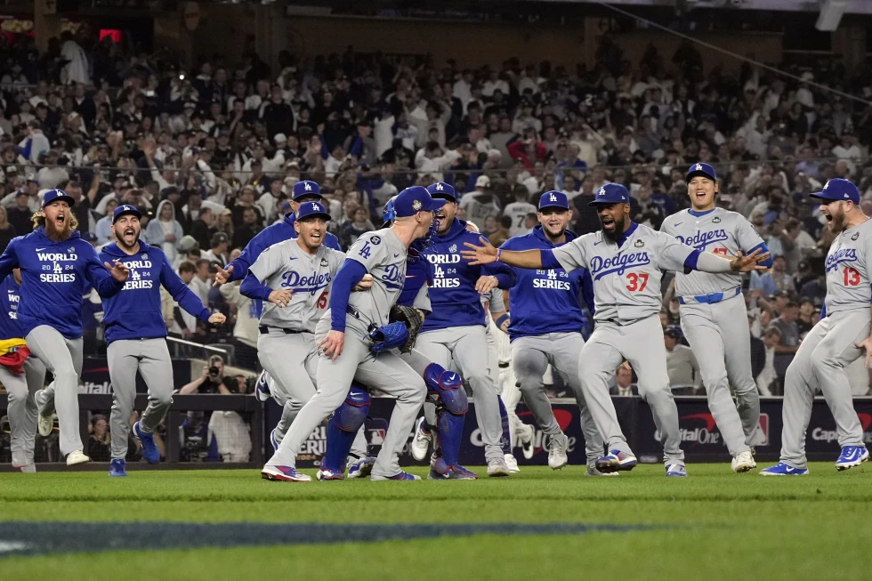 Los Dodgers de Los Ángeles festejan la coronación ante los Yankees de Nueva York en el quinto juego de la Serie Mundial, el miércoles 30 de octubre de 2024 (AP Foto/Godofredo A. Vásquez)