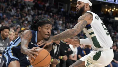 Ja Morant, de los Grizzlies de Memphis, avanza frente a Gary Trent Jr., de los Bucks de Milwaukee, el jueves 31 de octubre de 2024 (AP Foto/Brandon Dill)