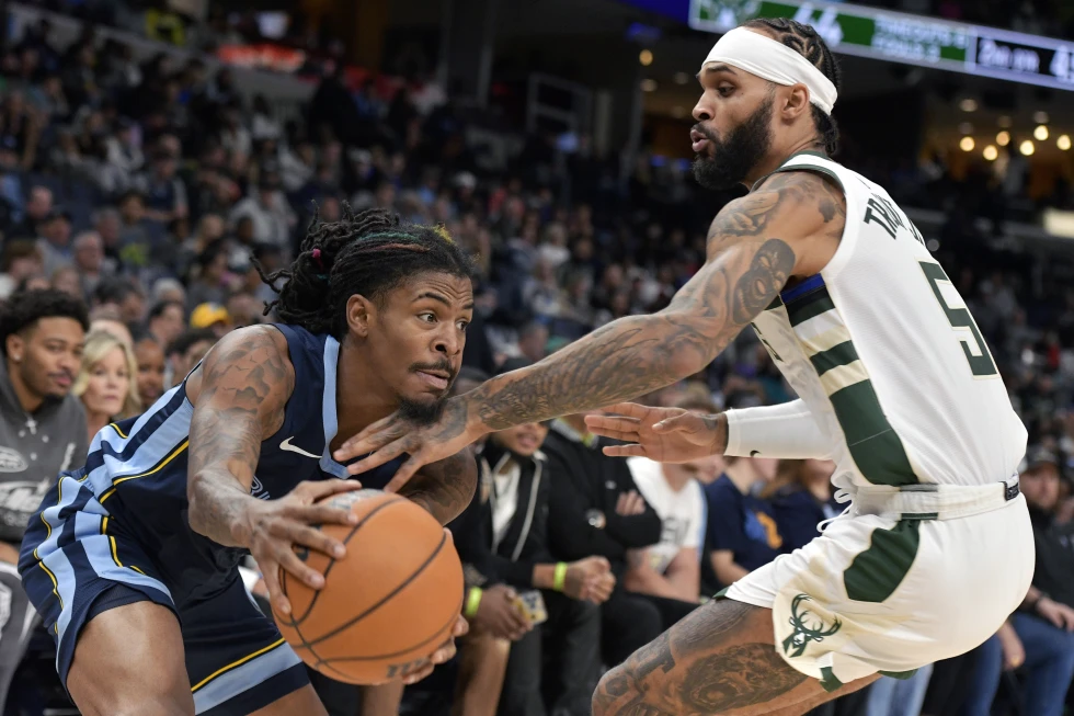 Ja Morant, de los Grizzlies de Memphis, avanza frente a Gary Trent Jr., de los Bucks de Milwaukee, el jueves 31 de octubre de 2024 (AP Foto/Brandon Dill)