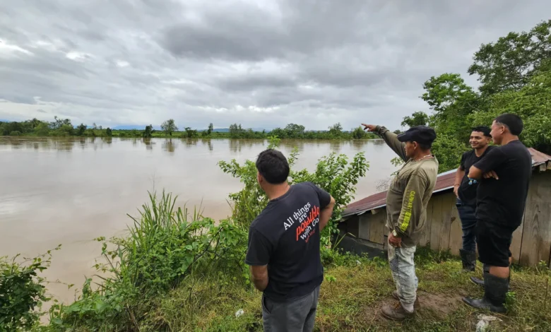 Habitantes observan el aumento del caudal del río Úlua por la tormenta tropical Sara. EFE/José Valle