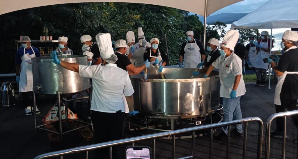 Varios cocineros participan en la preparación del majarete más grande del mundo en el festival Ecoturístico de Sánchez Ramírez.-Foto Ramón Salcedo Soto