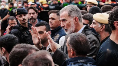 Rey Felipe VI durante su visita a las zonas inundadas domingo. EFE