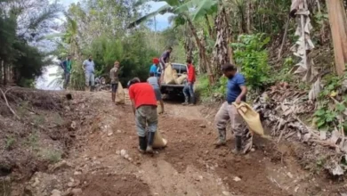 Cada cierto tiempo los grupos organizados de El Jobo se reúnen y rellenan los hoyos y las zanjas con arena para poder ponerla un poco transitable. Foto Rafael Santos.