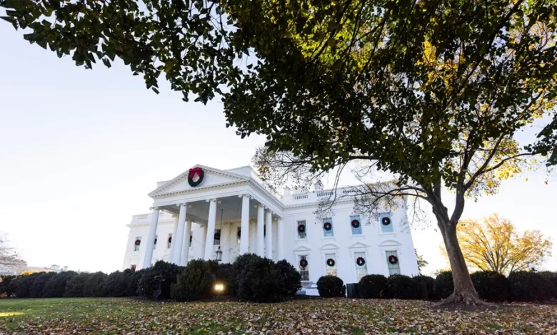 Una corona de flores cuelga sobre el Pórtico Norte de la Casa Blanca como parte de su decoración navideña anual en Washington. EFE/EPA/JIM LO SCALZO