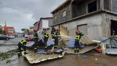 Esta imagen proporcionada el domingo 15 de diciembre de 2024 por Seguridad Civil muestra trabajadores despejando una zona en el territorio francés de Mayotte, en el océano Índico, después de que el ciclón Chido causara graves daños en la zona, con reportes de varios muertos, el sábado 14 de diciembre de 2024. (UIISC7/Securite civile via AP)