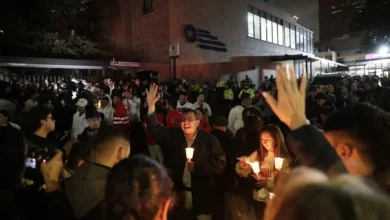 Personas encienden velas a las afueras de la Fundación Santa Fe donde fue trasladado el senador colombiano Miguel Uribe Turbay este sábado, en Bogotá (Colombia).