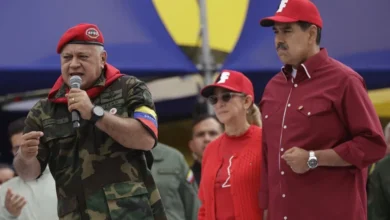 Fotografía de arhivo del titular de Interior de Venezuela, Diosdado Cabello (i), junto al líder chavista Nicolás Maduro en Caracas (Venezuela). EFE/ Rayner Peña