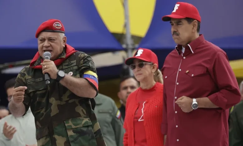 Fotografía de arhivo del titular de Interior de Venezuela, Diosdado Cabello (i), junto al líder chavista Nicolás Maduro en Caracas (Venezuela). EFE/ Rayner Peña