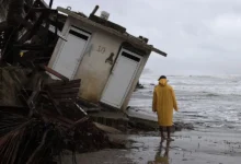Fotografía de una persona observando los estragos del fuerte oleaje y las intensas lluvias, en Acapulco (México). EFE/ David Guzmán