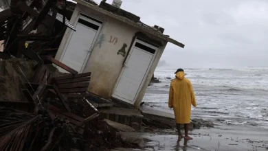Fotografía de una persona observando los estragos del fuerte oleaje y las intensas lluvias, en Acapulco (México). EFE/ David Guzmán