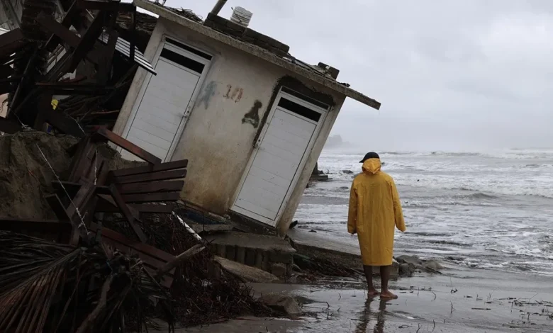 Fotografía de una persona observando los estragos del fuerte oleaje y las intensas lluvias, en Acapulco (México). EFE/ David Guzmán