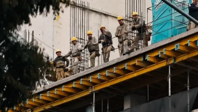 Fotografía de archivo de obreros descansando en una obra de construcción en Buenos Aires (Argentina). EFE/ Juan Ignacio Roncoroni